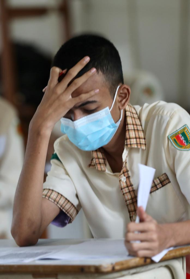 Siswa SMA Negeri 2 Banda Aceh mengenakan masker saat mengikuti ujian penentu kelulusan sekolah, Kamis (1/4). Foto: Suparta/acehkini