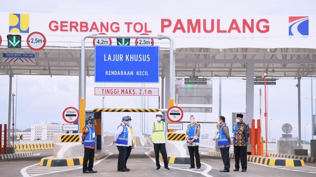Presiden Joko Widodo saat meresmikan Tol JORR II, Kamis (1/4). Foto: Lukas/Biro Pers Sekretariat Presiden