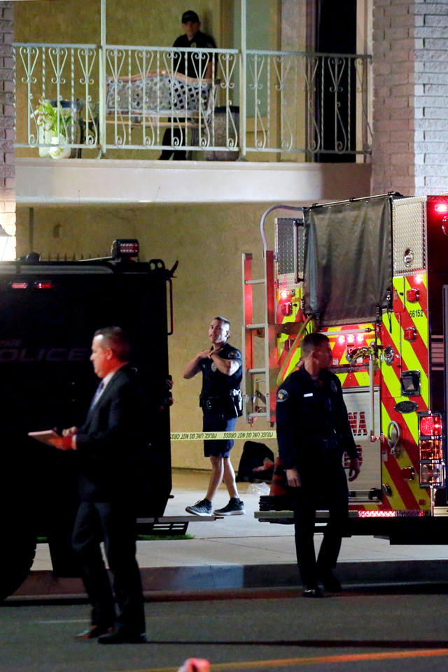 Petugas polisi memeriksa lokasi penembakan di sebuah gedung di Orange, California, AS, Kamis (31/1). Foto: Alex Gallardo/REUTERS