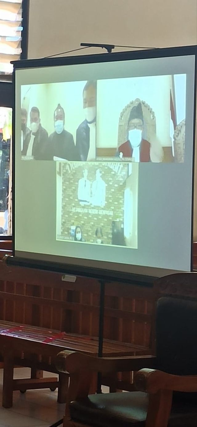 Suasana sidang dengan terdakwa tokoh agama di Bali yang diduga mencabuli umatnya di Pura.

 Foto: Dok. Istimewa