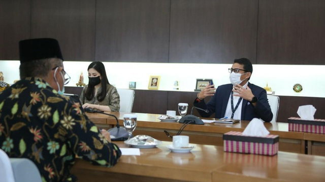 Menparekraf RI, Sandiaga Salahuddin Uno saat bersilaturahmi dengan Menko PMK RI Muhadjir Effendy di Kantor Kemenko PMK, Jakarta, Kamis (1/4). Foto: Dok. Istimewa
