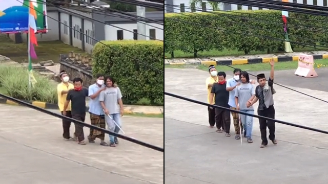 Jemaah membantu orang buta menyeberang jalan. (Foto: @opetta/TikTok)