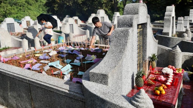Tradisi ziarah makam oleh etnis Tionghoa atau Cheng Beng. Sumber: Kumparan/Suparta/Acehkini