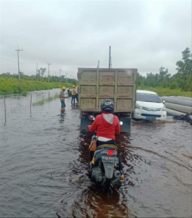 Kondisi ruas jalan Trans Kalimantan Poros Tengah di Bukit Rawi, Pulang Pisau, Kalimantan Tengah terendam air luapan Sungai Kahayan (Sumber foto: Ebith Noandra/Facebook)