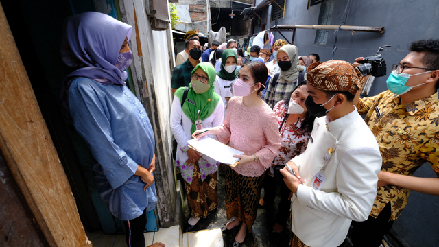 Selvi Ananda dan Gibran Rakabuming melakukan kegiatan Pendataan Keluarga di Kelurahan Panularan (FOTO: Humas Pemkot Solo)