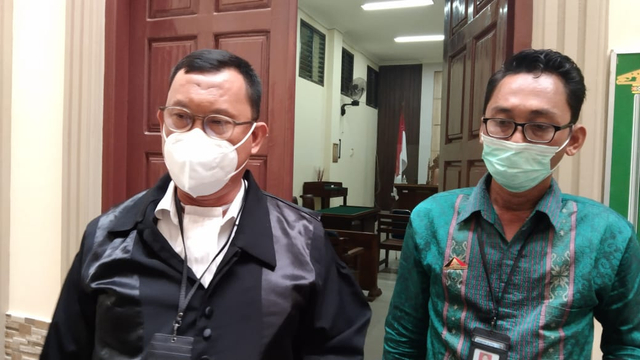 Penasihat Hukum Terdakwa Alpin Andrian saat diwawancarai awak media massa setelah sidang putusan, Kamis (1/4). | Foto : Bella Sardio/ Lampung Geh
