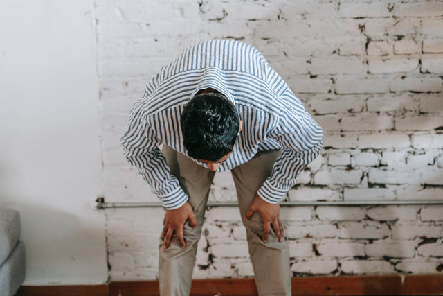 Ilustrasi seorang muslim sedang melaksanakan salat. Sumber: Pexels.com/Michael Burrows