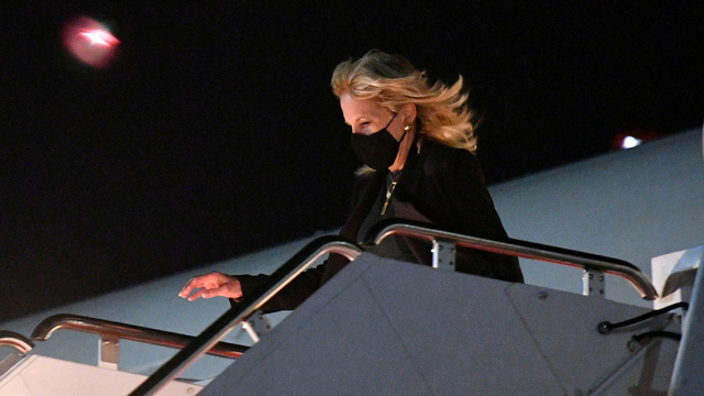 Ibu Negara AS Jill Biden turun dari pesawat pada saat tiba di Pangkalan Angkatan Udara Andrews di Maryland, AS, Kamis (1/4). Foto: Mandel Ngan/Pool via REUTERS