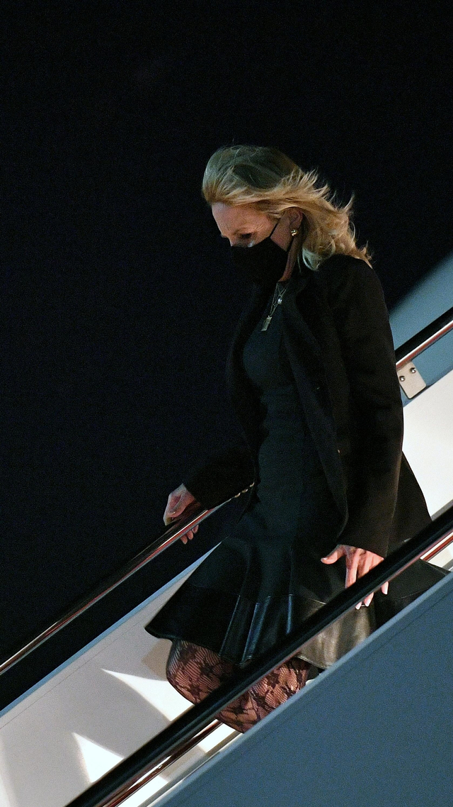 Ibu Negara AS Jill Biden turun dari pesawat pada saat tiba di Pangkalan Angkatan Udara Andrews di Maryland, AS, Kamis (1/4). Foto: Mandel Ngan/Pool via REUTERS 