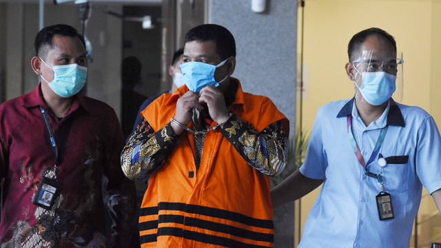 Pemilik PT Jagat Dir Gantara (JDG) dan CV Sentral Sayuran Garden City Lembang (SSGCL) Totoh Gunawan usai penetapan status tersangka dirinya di Gedung Merah Putih KPK, Jakarta, Kamis (1/4). Foto: Indrianto Eko Suwarso/ANTARA FOTO