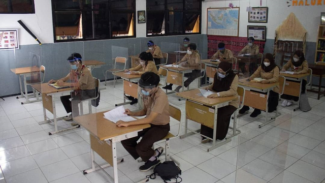 Uji coba Pembelajaran Tatap Muka (PTM) terbatas di SMA 81 Jakarta. Foto: Instagram/@dkijakarta