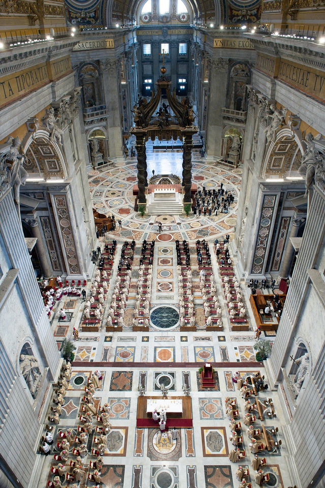 Paus Fransiskus mengadakan Misa Krisma pada Kamis Putih di dalam Basilika Santo Petrus di Vatikan, Kamis (1/4). Foto: Vatican Media/Handout via REUTERS