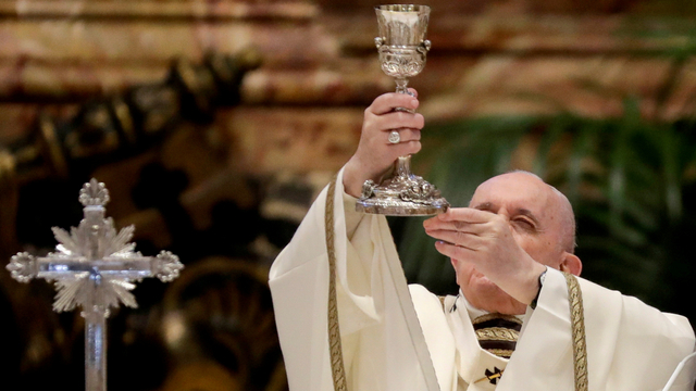 Paus Fransiskus mengadakan Misa Krisma pada Kamis Putih di dalam Basilika Santo Petrus di Vatikan, Kamis (1/4). Foto: Vatican Media/Handout via REUTERS