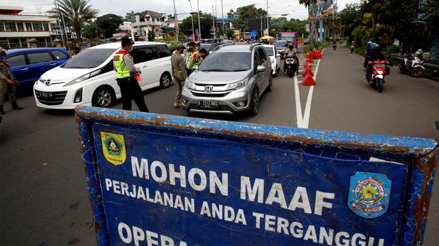 Petugas gabungan Satgas COVID-19 melakukan pemeriksaan surat keterangan tes cepat Antigen kepada wisatawan di jalur wisata Puncak, Gadog, Kabupaten Bogor, Jawa Barat, Jumat (2/4/2021). Foto: Yulius Satria Wijaya/ANTARA FOTO