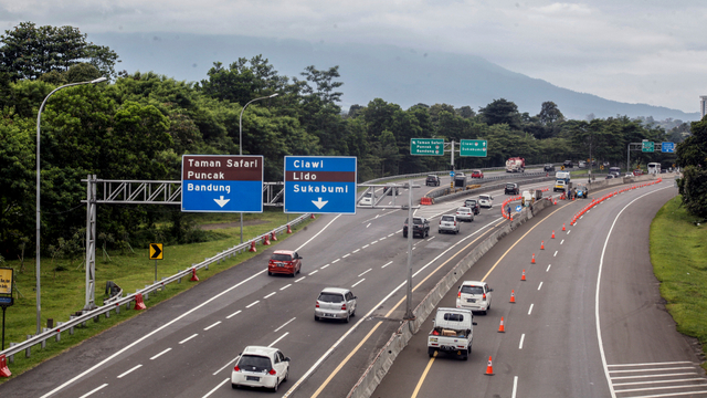 Kendaraan melintas di Jalan Tol Jagorawi menuju kawasan wisata Puncak, Kabupaten Bogor, Jawa Barat, Jumat (2/4/2021). Foto: Yulius Satria Wijaya/ANTARA FOTO