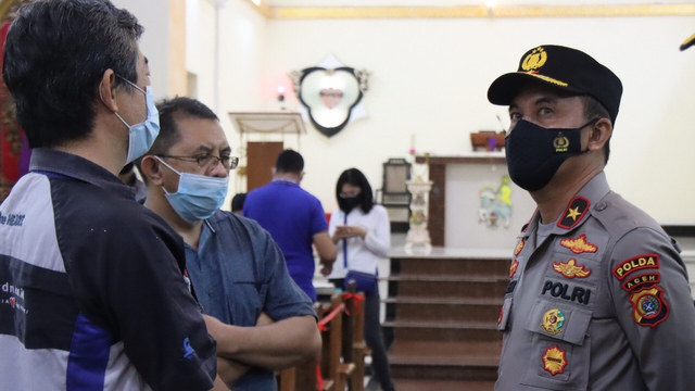Wakapolda Aceh Brigjen Pol Raden Purwadi saat mengunjungi tempat ibadah umat Kristiani di Kota Banda Aceh. Foto: Humas Polda Aceh