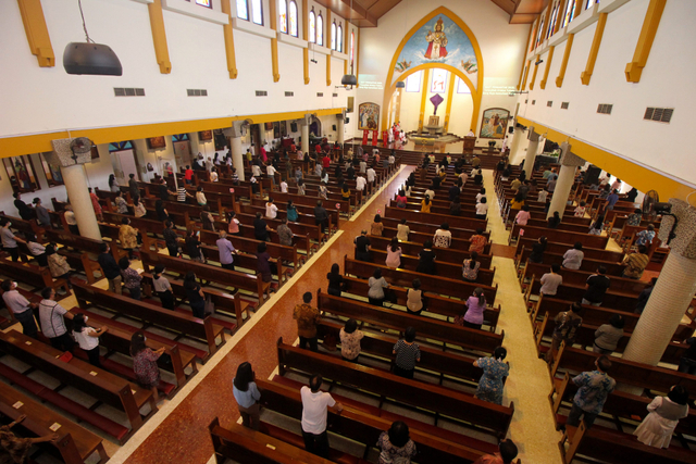 Suasana ibadah Jumat Agung di Gereja Katolik Kristus Raja, Surabaya, Jawa Timur, Jumat (2/4). Foto: Didik Suhartono/Antara Foto