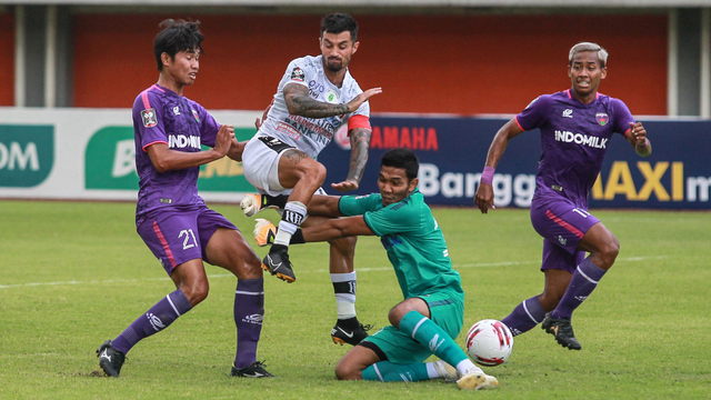 Pemain Bali United Stefano Lilipaly (dua kiri) mencoba melewati penjaga gawang Persita Tangerang Try Hamdani (dua kanan) saat pertandingan Piala Menpora 2021. Foto: Hendra Nurdiyansyah/Antara Foto