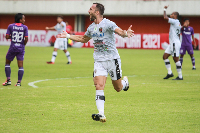 Pemain Bali United Ilija Spasojevic melakukan selebrasi usai mencetak gol ke gawang Persita Tangerang saat pertandingan Piala Menpora 2021. Foto: Hendra Nurdiyansyah/Antara Foto