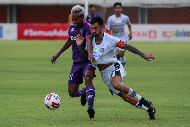 Pemain Bali United Stefano Lilipaly (kanan) berebut bola dengan pemain Persita Tangerang Muhammad Toha (kiri) saat pertandingan Piala Menpora 2021. Foto: Hendra Nurdiyansyah/Antara Foto