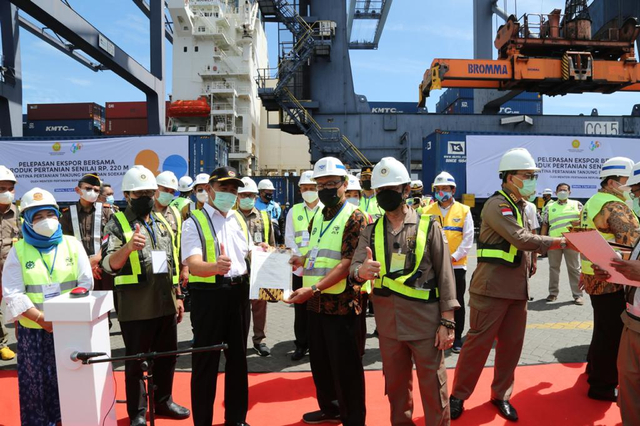 Menko PMK Muhadjir Effendy dan Mentan Syahrul Yasin Limpo melepas ekspor berbagai komoditas pertanian di Terminal Kontainer JICT Tanjung Priok, Jumat (2/4) pagi. Foto: Kementan RI
