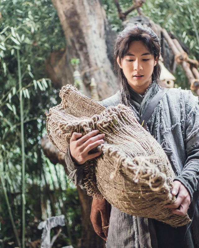 Ji Soo di drama Korea River When The Moon Rises dok IG actor_jisoo