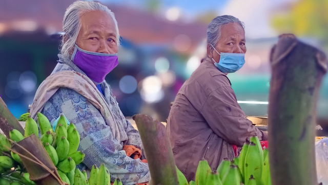 Mbah Ponirah (kiri) dan Mbah Selamet (kanan), keduanya saudara kandung yang sama-sama menekuni jual beli pisang. Foto: ESP