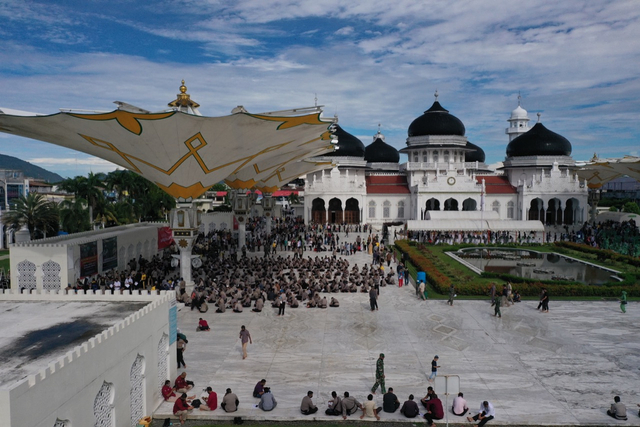 Vaksinasi corona secara massal di Aceh yang digelar di halaman Masjid Raya Baiturrahman, Selasa (30/3). Foto: Abdul Hadi/acehkini