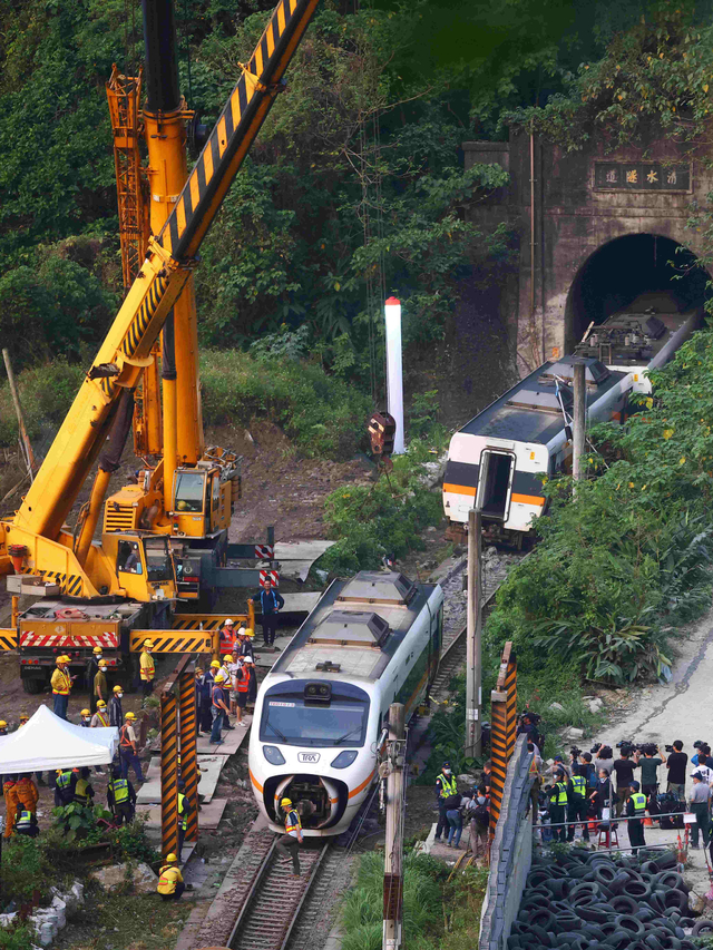 Suasana evakuasi kereta yang tergelincir di terowongan di utara Hualien, Taiwan. Foto: Ann Wang/Reuters
