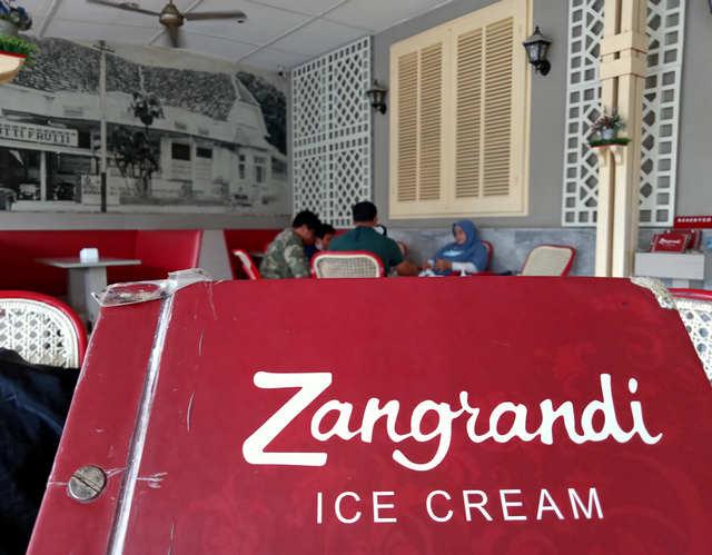 Zangrandi Ice Cream tak jadi menutup kedainya secara permanen. Kedai ini sudah mulai buka secara normal sejak Kamis (1/4), dan buka setiap hari mulai pukul 10 pagi hingga 9 malam. Foto-foto: Masruroh/Basra