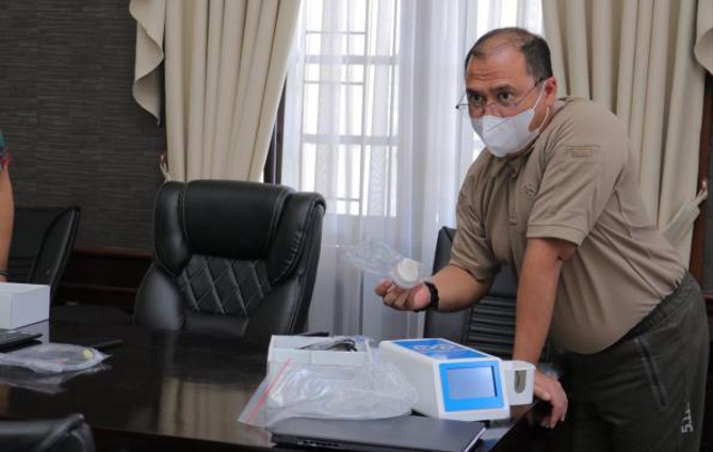 Gubernur Bangka Belitung, Erzaldi Rosman saat melihat langsung alat GeNose C19. (Ist) 