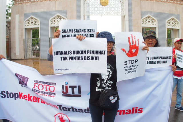 Aksi solidaritas di Batam tolak kekerasan terhadap jurnalis (foto: Zalfirega/kumparan.com)