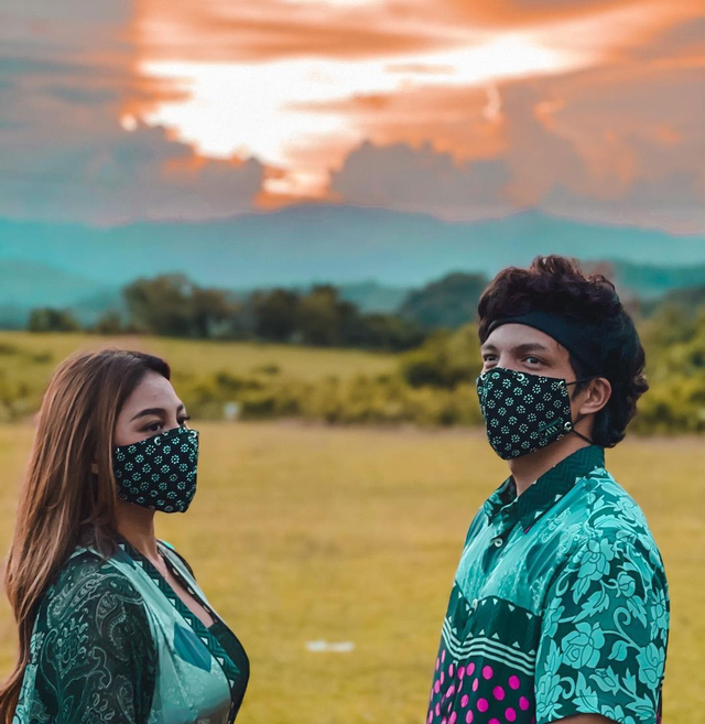 Atta Halilintar dan Aurel Hermansyah berpose dengan latar belakang alam Sumbawa yang menawan. Foto: Instagram @attahalilintar