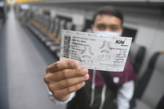 Penumpang menunjukkan tiket kereta bandara premium di Stasiun Manggarai, Jakarta, Sabtu (3/4). Foto: Akbar Nugroho Gumay/ANTARA FOTO