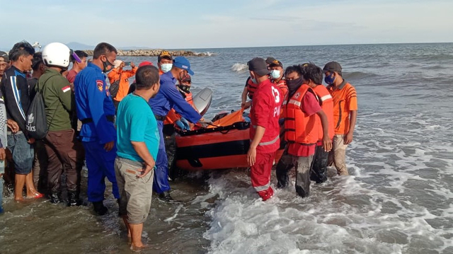 Tim SAR bersama warga mengevakuasi korban. Foto: Dok. Istimewa
