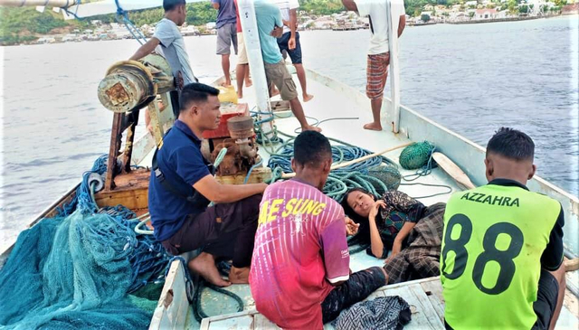 Korban perahu tenggelam saat diselamatkan Tim SAR gabungan.