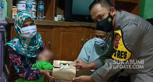 Bantuan dari presiden diberikan langsung oleh Jajaran Polres Sukabumi kepada SA di rumahnya di Desa Cibodas, Kecamatan Bojonggenteng, Kabupaten Sukabumi, Sabtu (3/4/2021). SA merupakan istri dari BS, terduga teroris yang dtangkap di Bekasi. | Istimewa