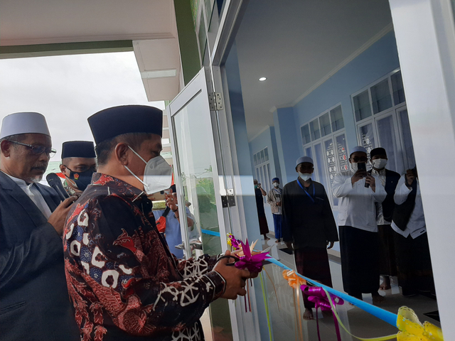 Wakil Bupati Karawang H. Aep Syaepuloh, SE membuka pameran artefak  Rasulullah SAW