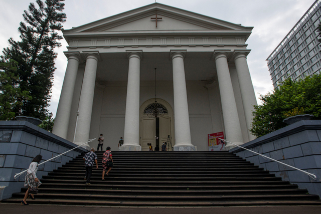 Sejumlah umat Kristen Protestan menaiki tangga sebelum ibadah kebaktian Paskah di Gereja Protestan Indonesia Bagian Barat (GPIB) Immanuel, Jakarta, Minggu (4/4). Foto: Aditya Pradana Putra/ANTARA FOTO