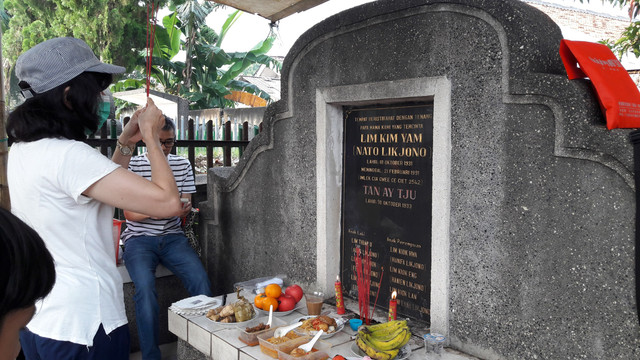 Ceng Beng tradisi ziarah kubur yang dilakukan masyarakat Tionghoa. Foto: Shutterstock