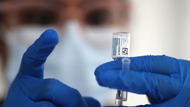 Ilustrasi vaksin corona Johnson & Johnson. Foto: Lucy Nicholson/REUTERS