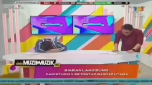 Presenter TV di Malaysia lakukan kesalahan saat menyanyikan Ramadhan Tiba. (Foto: Instagram/@kegoblogangarislucu)