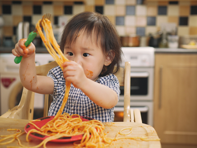 Ilustrasi anak sedang memakan pasta untuk bayi. Foto: Shutterstock