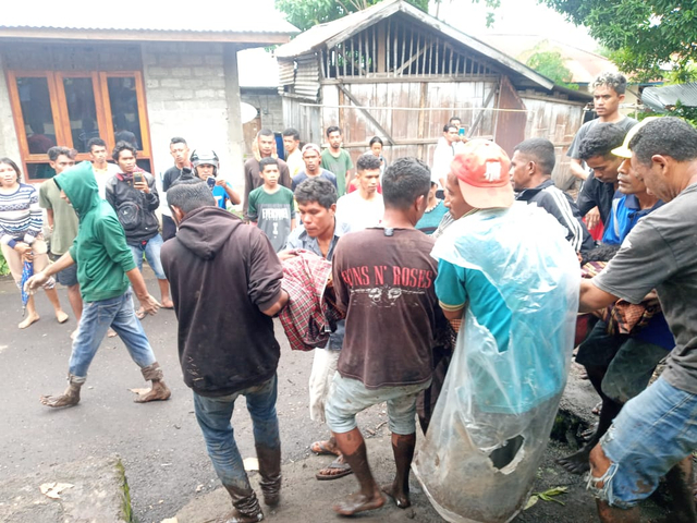 Warga Desa Nelelamadike mengevakuasi warga yang jadi korban meninggal akibat banjir bandang, Minggu (4/4). Foto: Teddi Lagamaking.