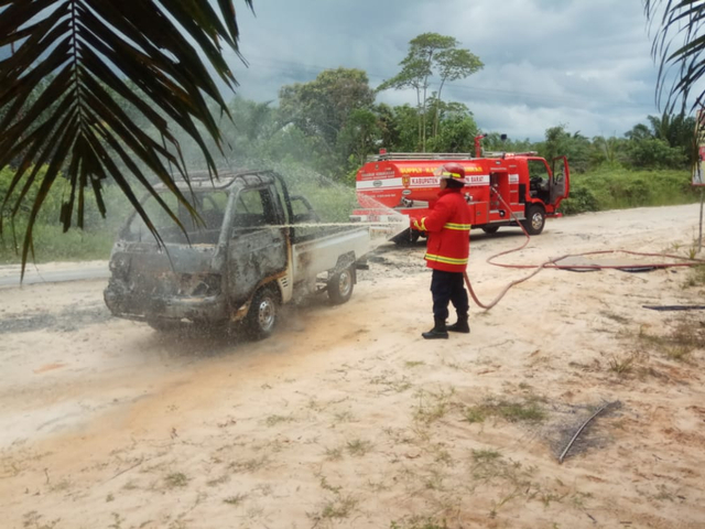 Mobil jenis pikap Daihatsu Carry berwarna putih, di lintas jalan Desa Kumpai Batu Atas, Kecamatan Arut Selatan, Kabupaten Kotawaringin Barat, Kalimantan Tengah. Terbakar pada Minggu (4/4) sekira sekitar pukul 12.00 WIB. Foto: Damkar.