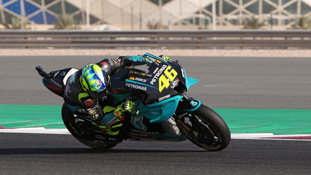Pembalap Italia Petronas Yamaha SRT, Valentino Rossi, berkendara saat pemanasan menjelang Grand Prix Moto GP Doha di Sirkuit Internasional Losail. Foto: Karim Jaafar/AFP