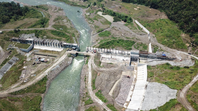 Pembangunan PLTA Jatigede dengan kapasitas 2x25 MegaWatt di Kabupaten Sumedang, Jawa Barat. Foto: PLN