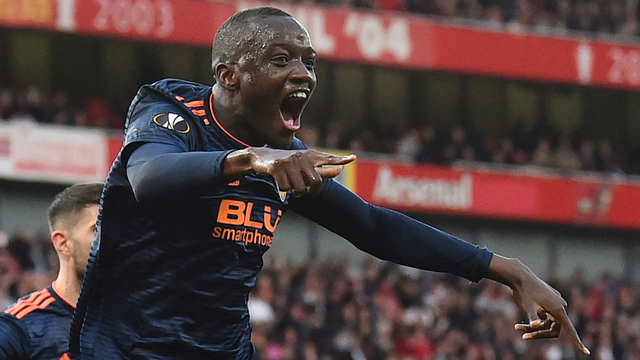 Bek Valencia asal Prancis, Mouctar Diakhaby. Foto: Glyn KIRK / AFP