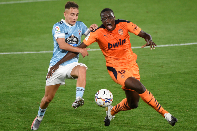 Bek Valencia asal Prancis, Mouctar Diakhaby (kanan).  Foto: MIGUEL RIOPA / AFP