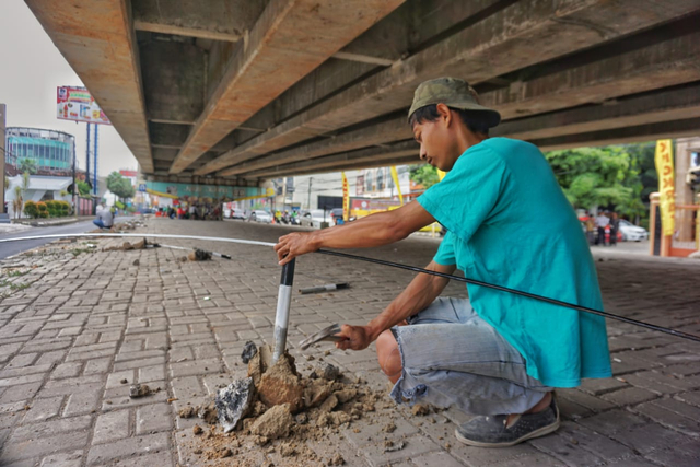 Proses pembongkaran atau pencabutan pagar lahan parkir di bawah Flyover MBK, Senin (5/4/2021) | Foto: Roza Hariqo/Lampung Geh